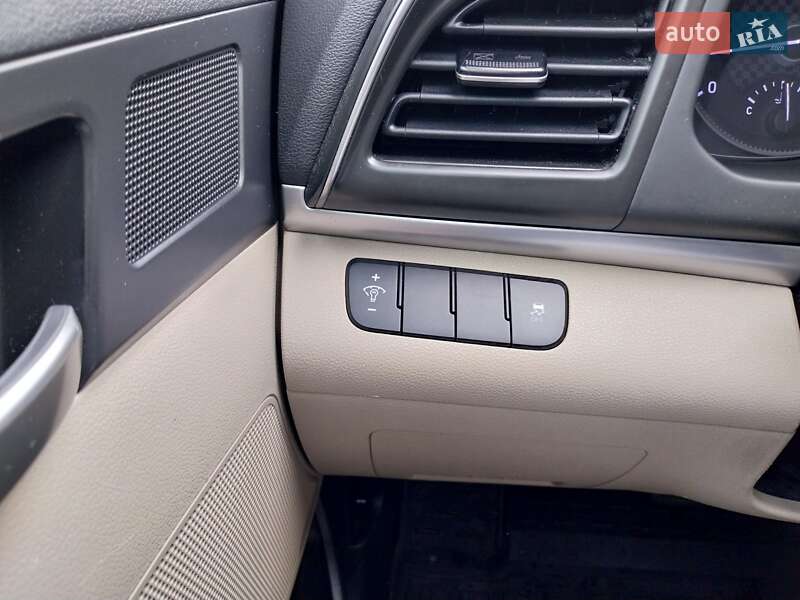 Седан Hyundai Elantra 2019 в Одессе