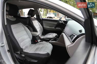 Седан Hyundai Elantra 2017 в 