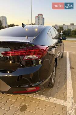 Седан Hyundai Elantra 2019 в 