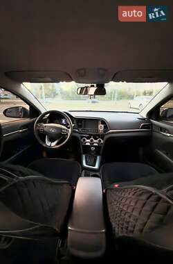 Седан Hyundai Elantra 2019 в 