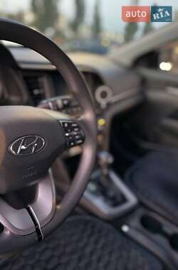 Седан Hyundai Elantra 2019 в 
