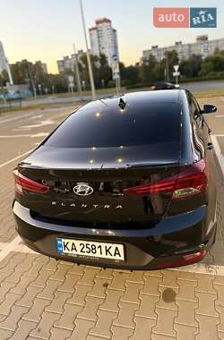 Седан Hyundai Elantra 2019 в 
