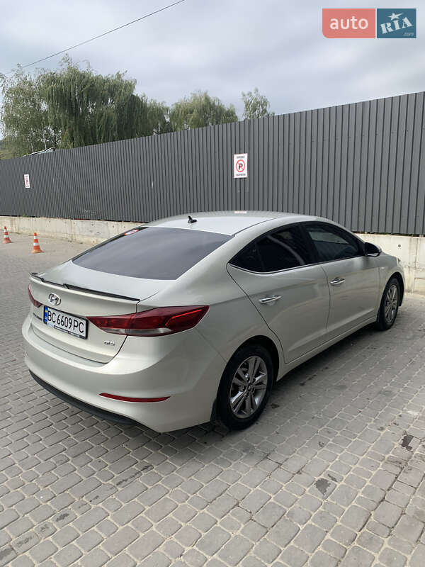 Седан Hyundai Elantra 2018 в Винниках