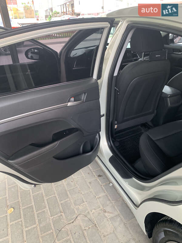 Седан Hyundai Elantra 2018 в Винниках