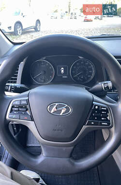 Седан Hyundai Elantra 2017 в 