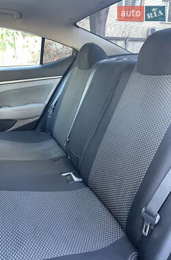 Седан Hyundai Elantra 2017 в 