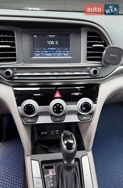 Седан Hyundai Elantra 2018 в 