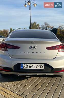 Седан Hyundai Elantra 2018 в 