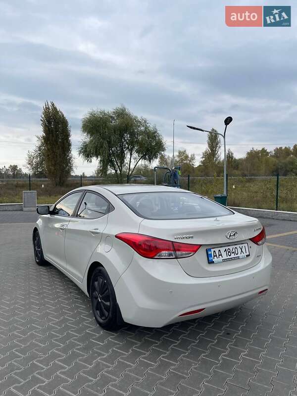 Седан Hyundai Elantra 2013 в Киеве