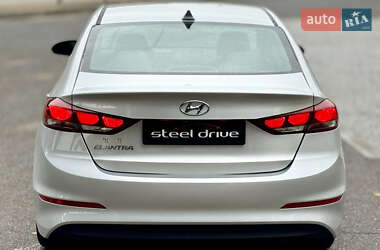 Седан Hyundai Elantra 2017 в 