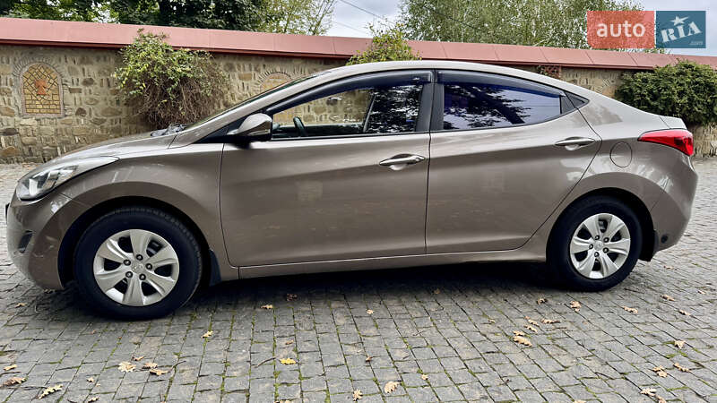 Седан Hyundai Elantra 2013 в Чернівцях