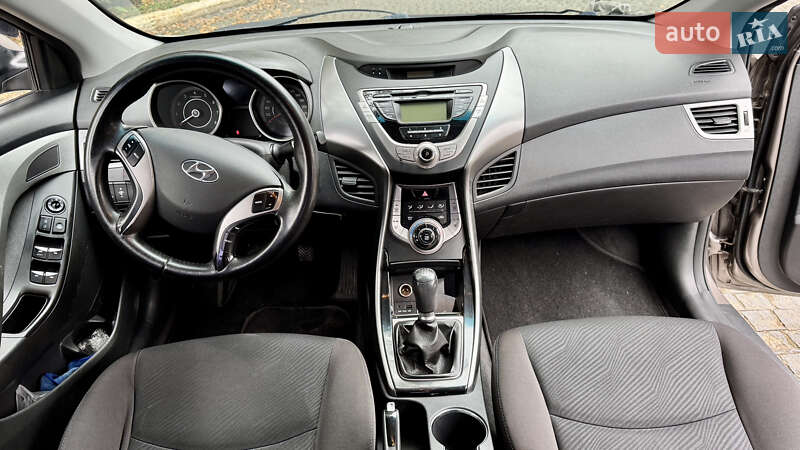 Седан Hyundai Elantra 2013 в Чернівцях