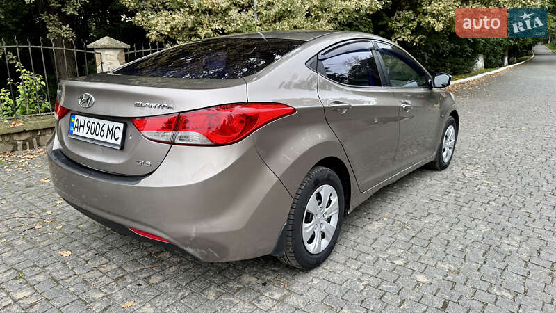 Седан Hyundai Elantra 2013 в Чернівцях