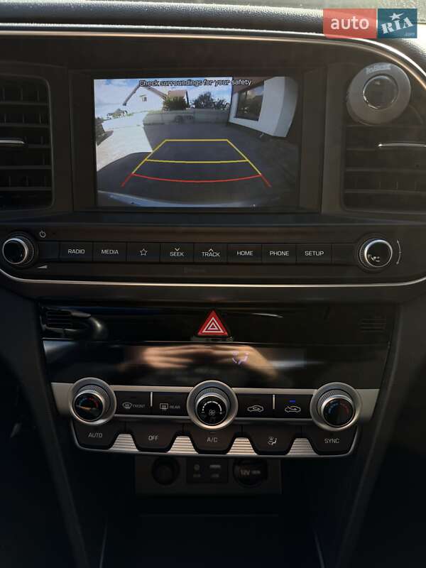 Седан Hyundai Elantra 2019 в Львові