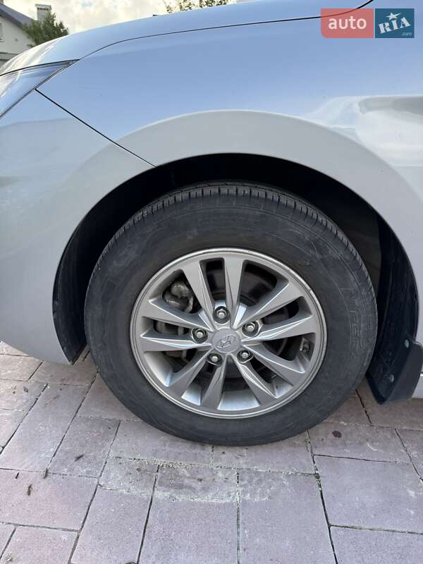 Седан Hyundai Elantra 2019 в Львові
