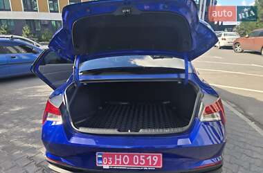 Седан Hyundai Elantra 2023 в 