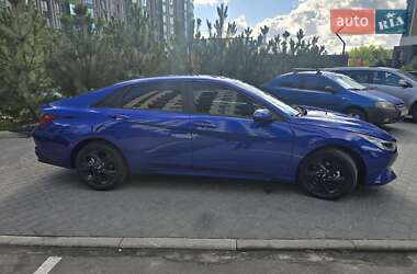 Седан Hyundai Elantra 2023 в 