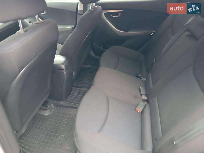 Седан Hyundai Elantra 2013 в Вараше