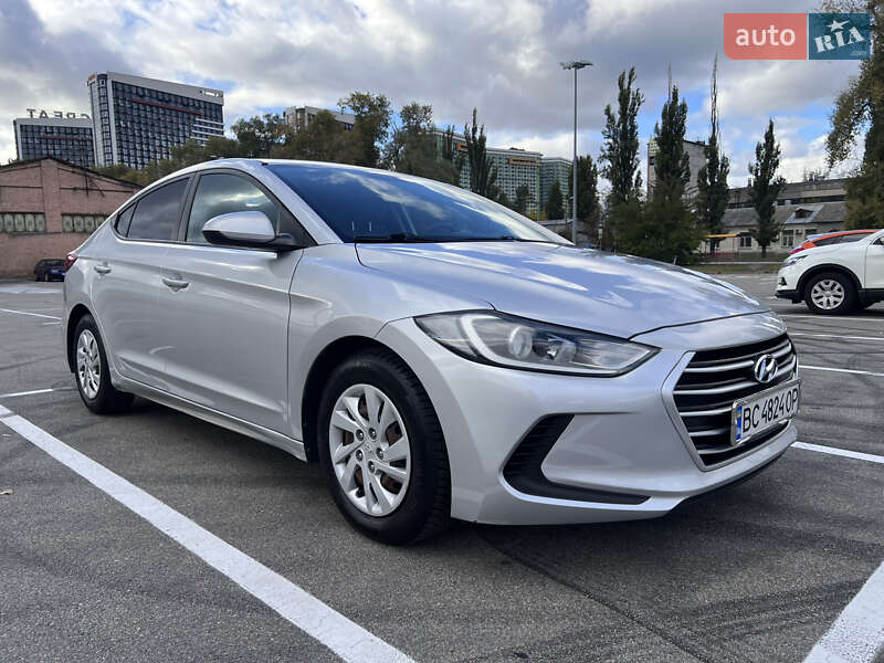 Седан Hyundai Elantra 2016 в Киеве