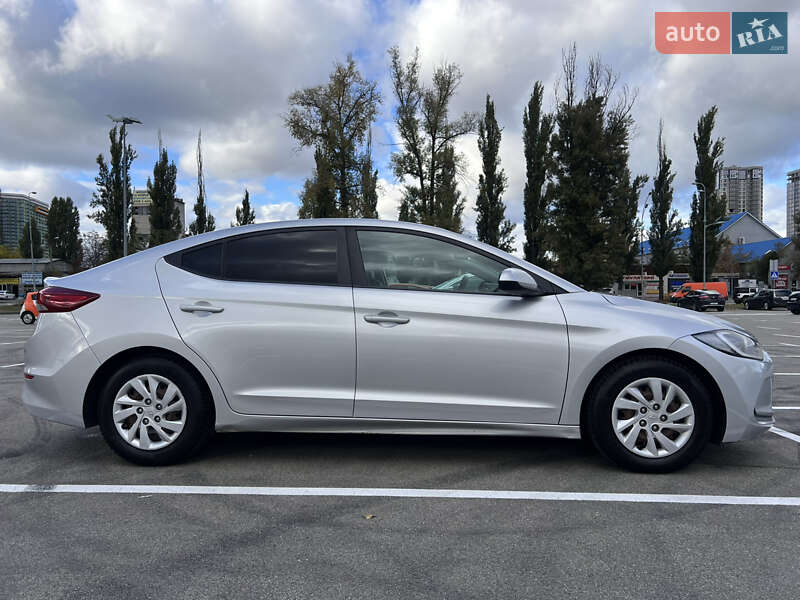 Седан Hyundai Elantra 2016 в Киеве