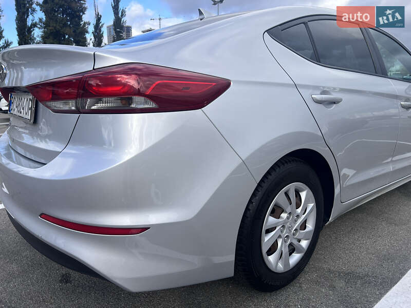 Седан Hyundai Elantra 2016 в Киеве