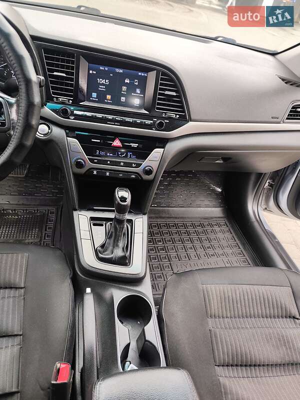 Седан Hyundai Elantra 2016 в Харкові