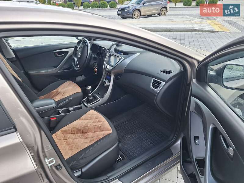Седан Hyundai Elantra 2012 в Городку