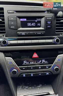 Седан Hyundai Elantra 2017 в 