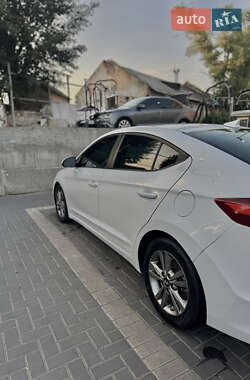 Седан Hyundai Elantra 2017 в 