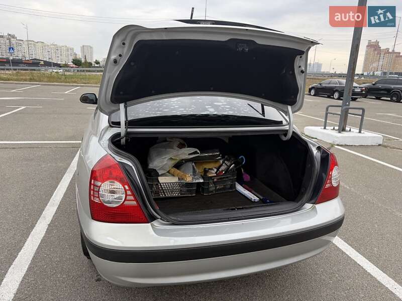 Седан Hyundai Elantra 2006 в Киеве