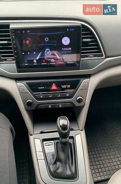 Седан Hyundai Elantra 2016 в Кривом Роге