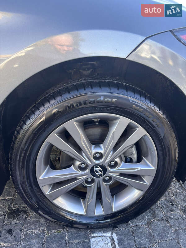 Седан Hyundai Elantra 2016 в Киеве