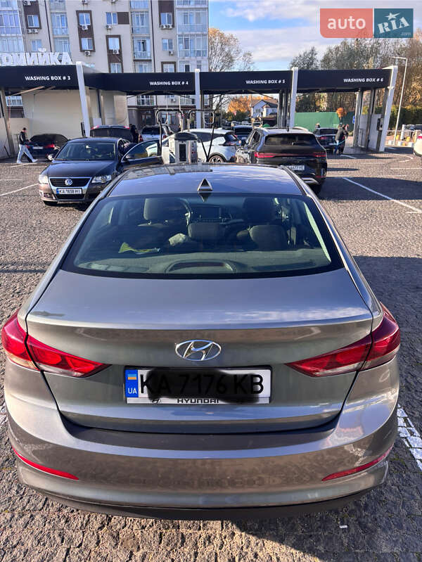 Седан Hyundai Elantra 2016 в Киеве