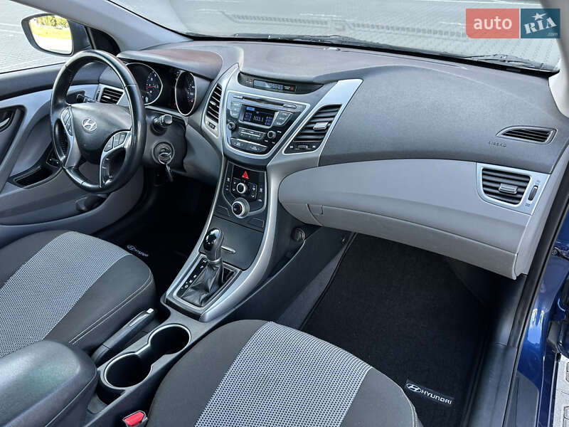 Седан Hyundai Elantra 2015 в Киеве