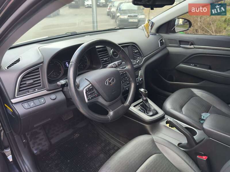 Седан Hyundai Elantra 2016 в Киеве