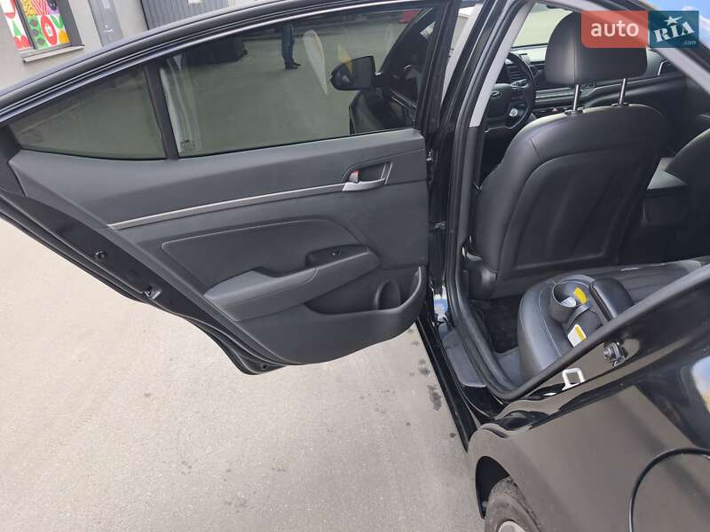 Седан Hyundai Elantra 2016 в Киеве