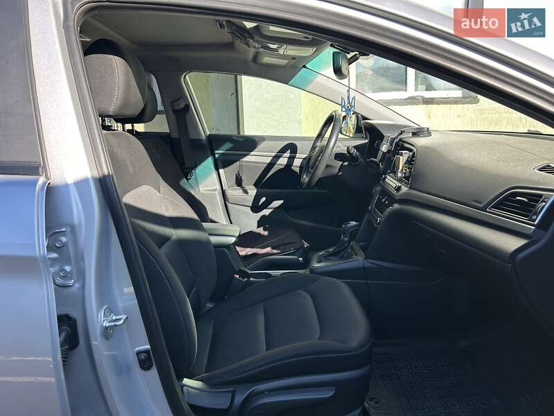 Седан Hyundai Elantra 2016 в Киеве