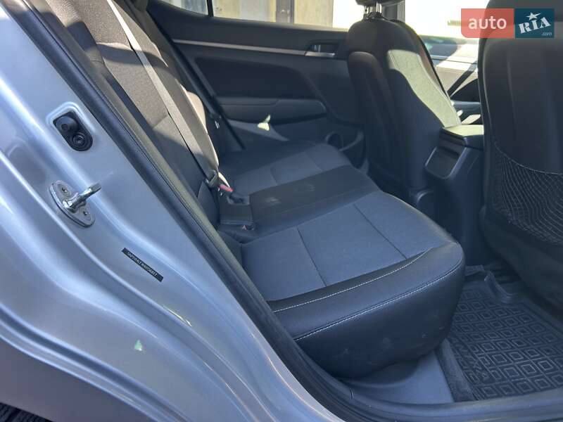 Седан Hyundai Elantra 2016 в Киеве