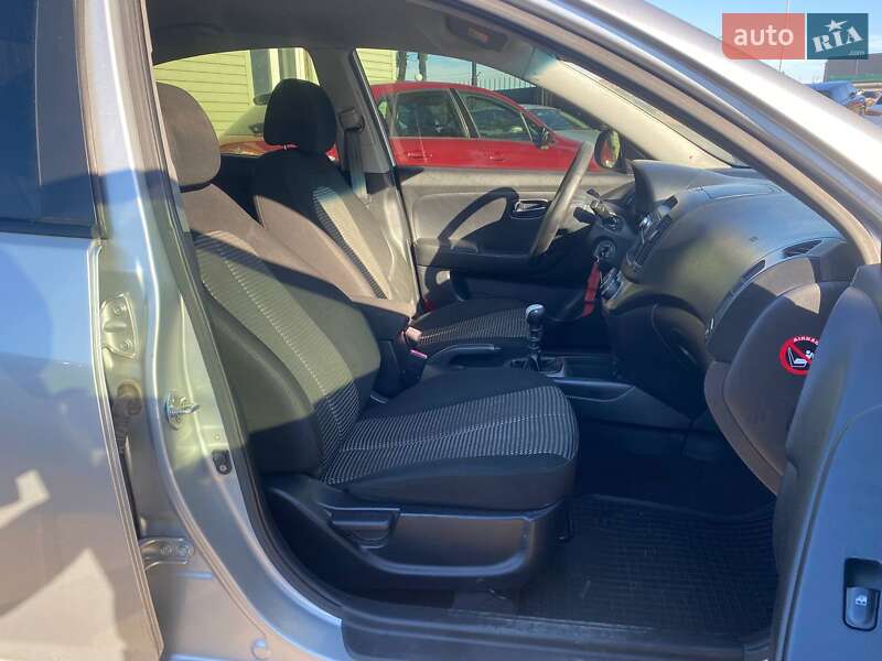 Седан Hyundai Elantra 2010 в Києві фото 12 Седан Hyundai Elantra 2010 в Києві