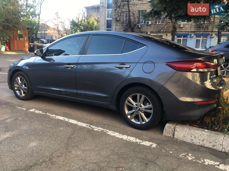Седан Hyundai Elantra 2018 в Киеве