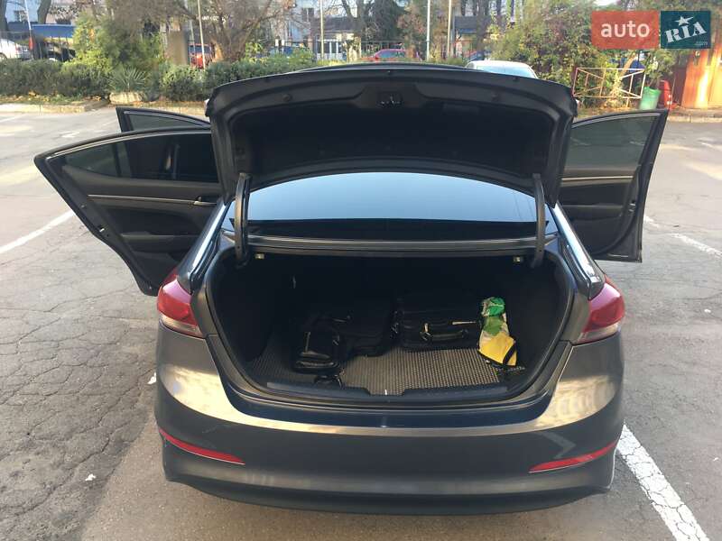 Седан Hyundai Elantra 2018 в Киеве