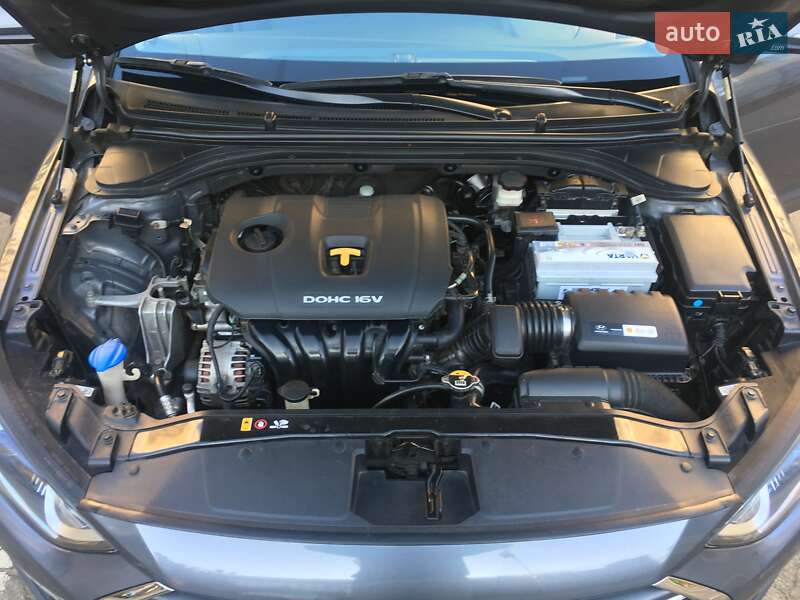 Седан Hyundai Elantra 2018 в Киеве