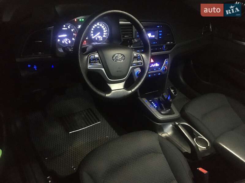Седан Hyundai Elantra 2018 в Киеве