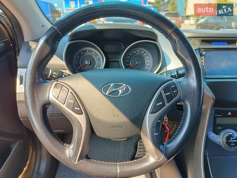 Седан Hyundai Elantra 2012 в Киеве