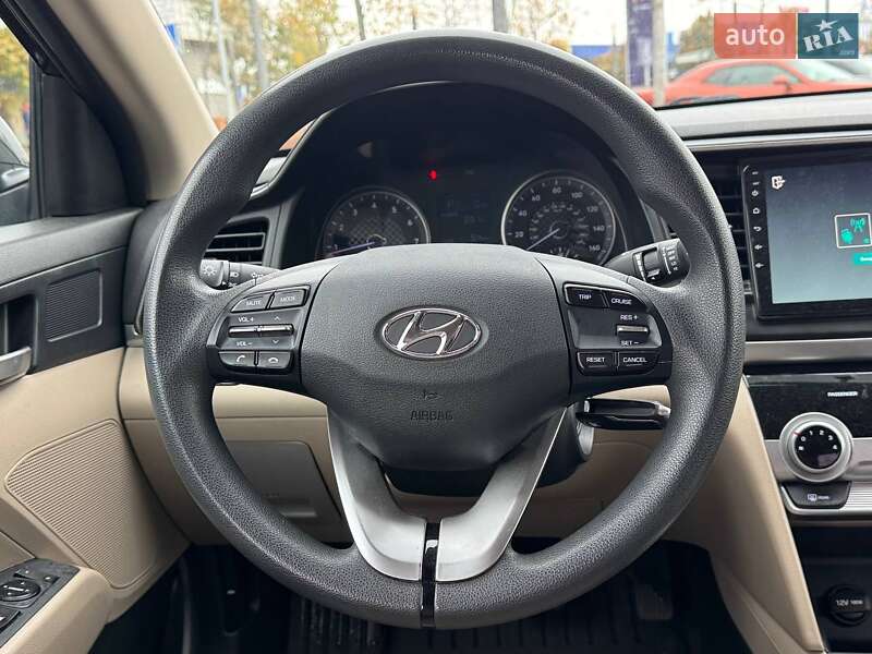 Седан Hyundai Elantra 2019 в Киеве