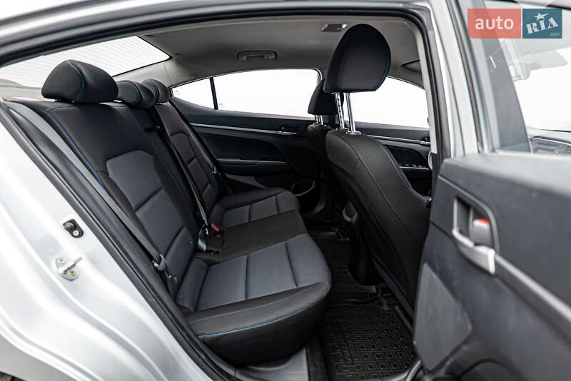 Седан Hyundai Elantra 2018 в Киеве