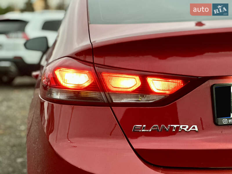 Седан Hyundai Elantra 2016 в Львове