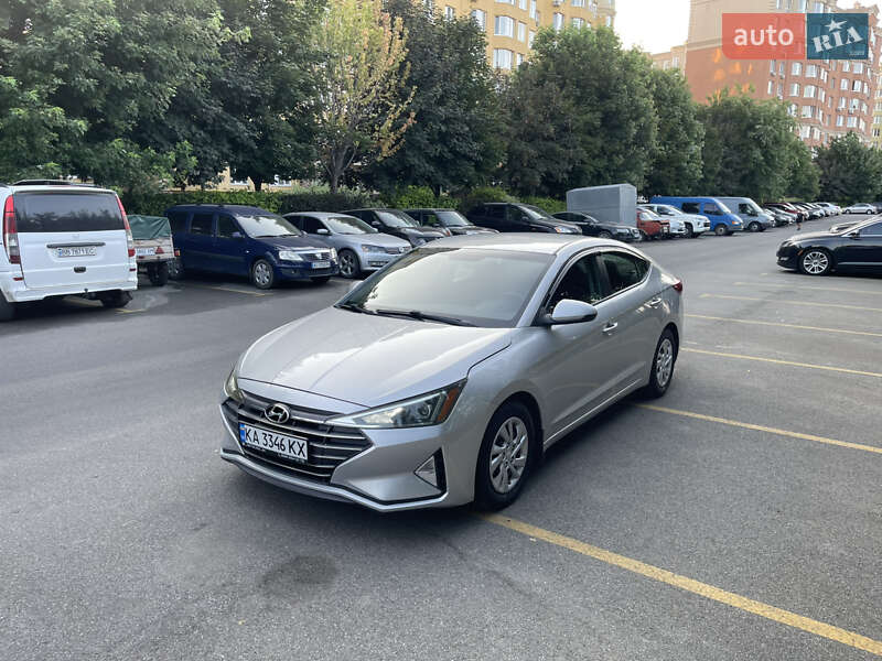 Седан Hyundai Elantra 2018 в Киеве