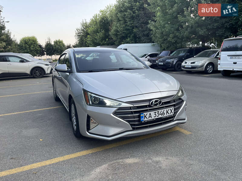 Седан Hyundai Elantra 2018 в Киеве