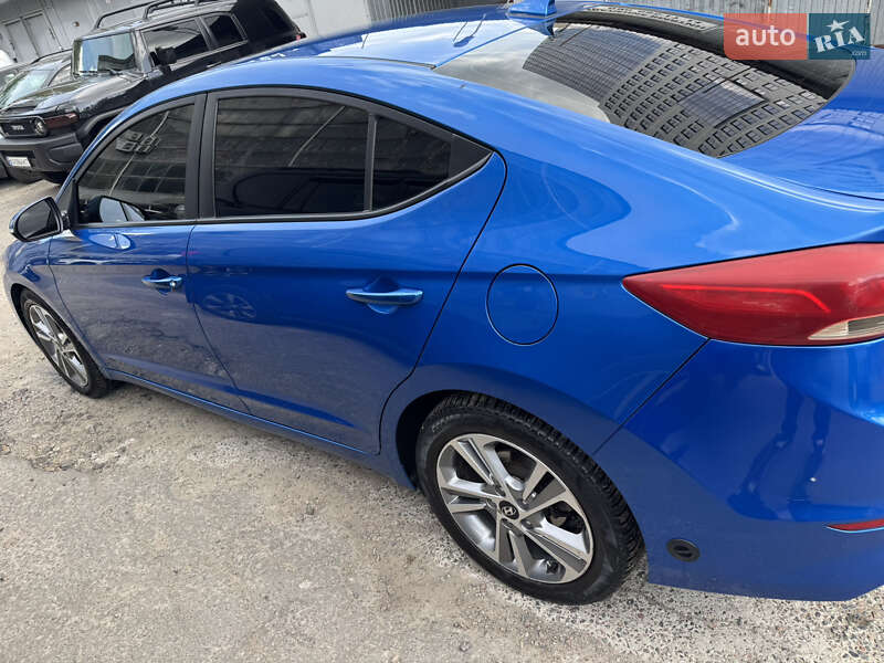Седан Hyundai Elantra 2017 в Киеве